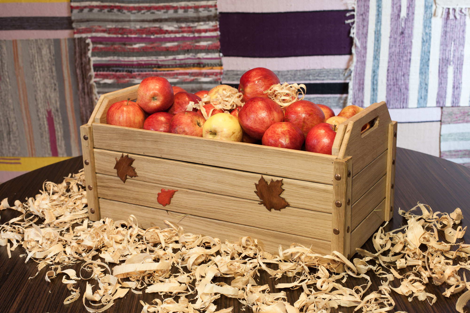 Для лучшего хранения яблок. Фрукты в ящике. Ящик с яблоками. Фрукты в деревянном ящике. Ящик для хранения яблок в погреб.